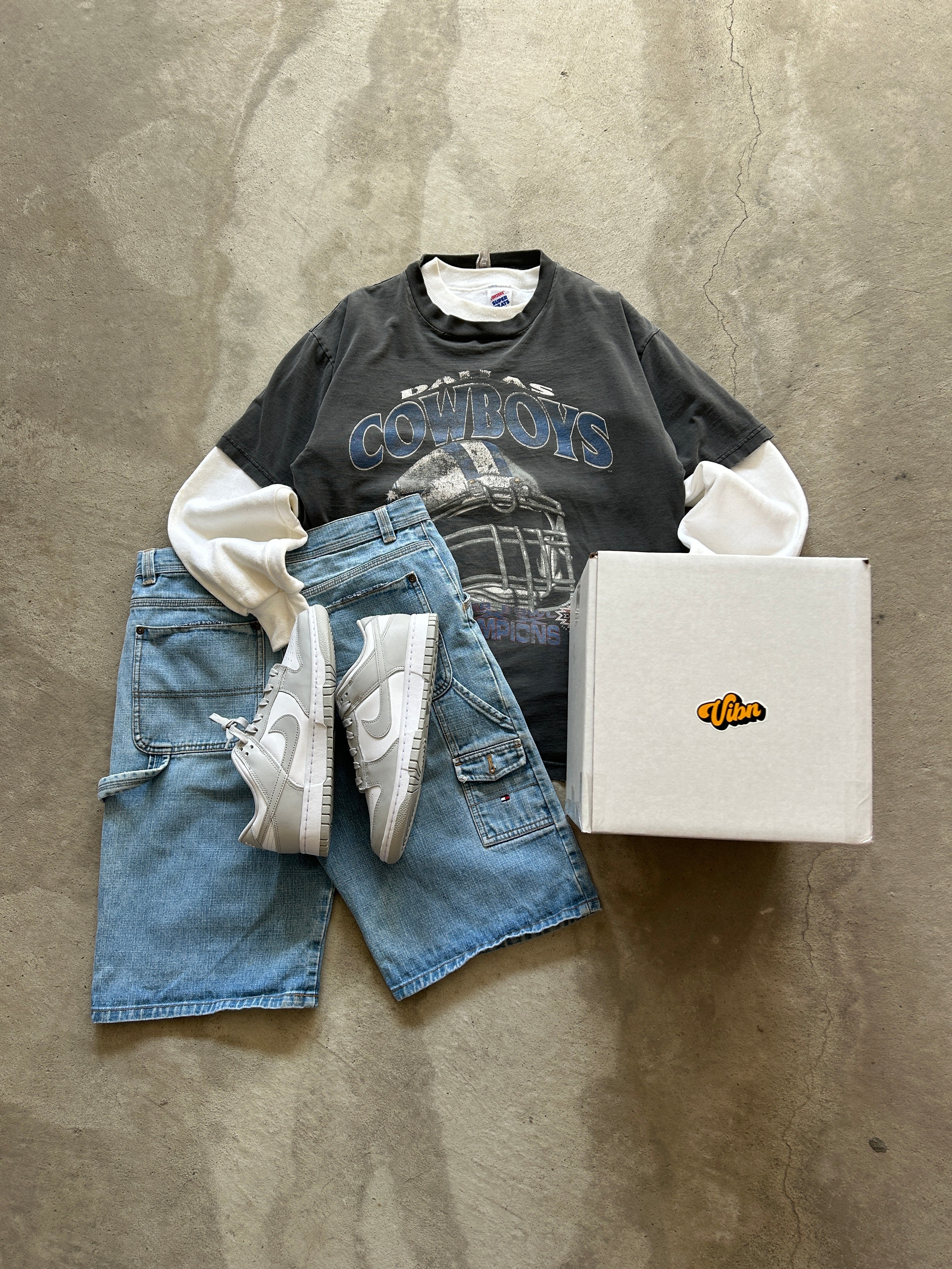 Streetwear Outfit Mystery Box (Sneakers + Vintage)
